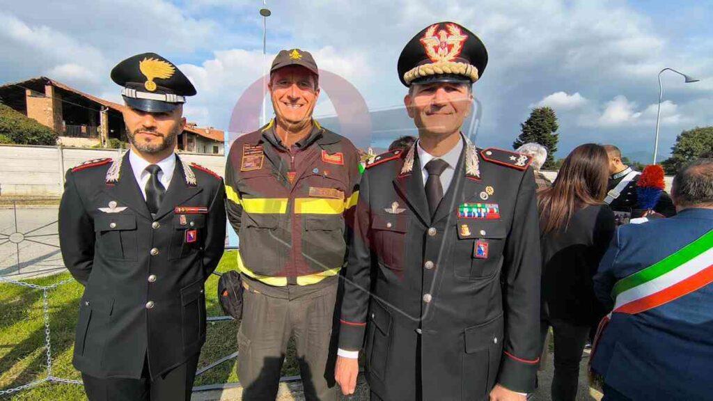 Capitano, Generale carabinieri e VVF a Valperga per il monumento enzo d'alessandro