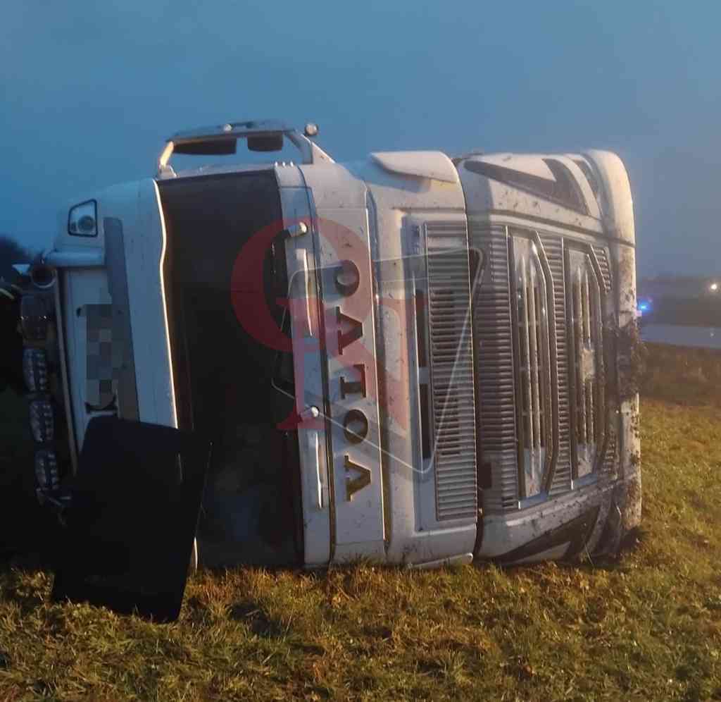 foglizzo camion ribaltato