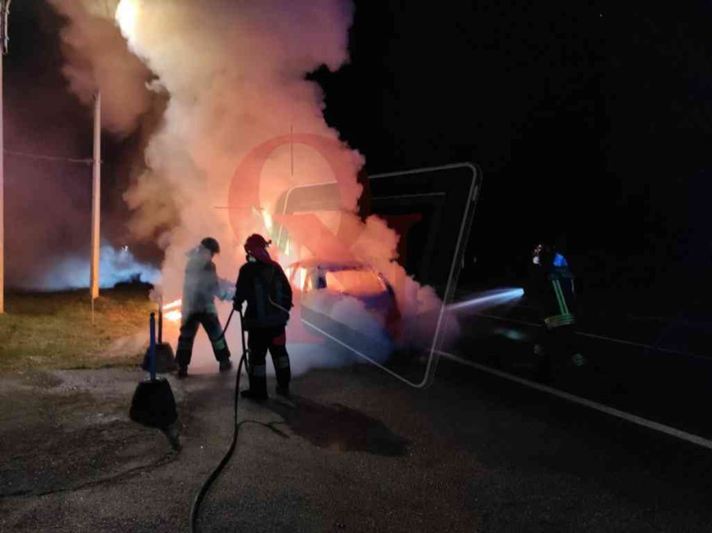 front auto in fiamme via castagner