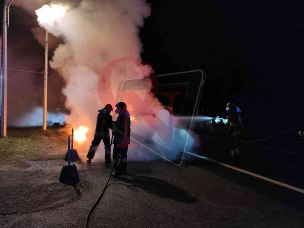 front auto in fiamme via castagner