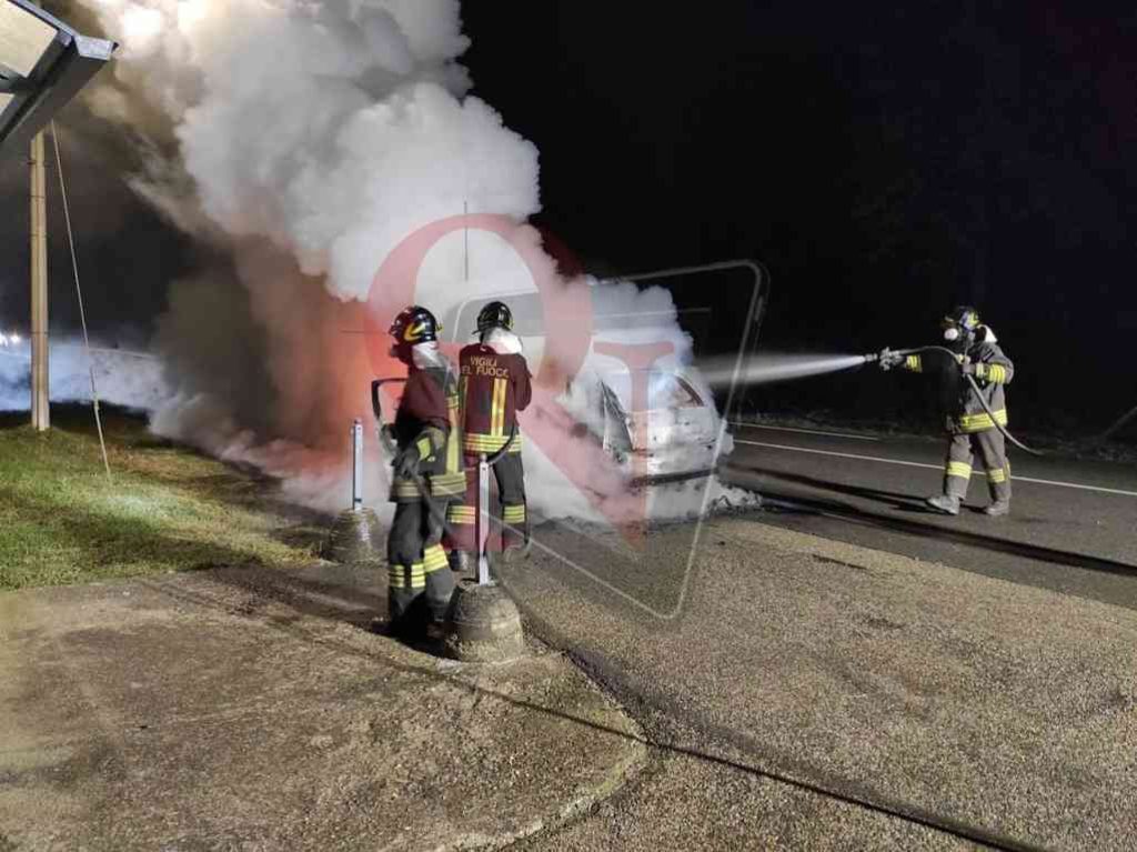 front auto in fiamme via castagner