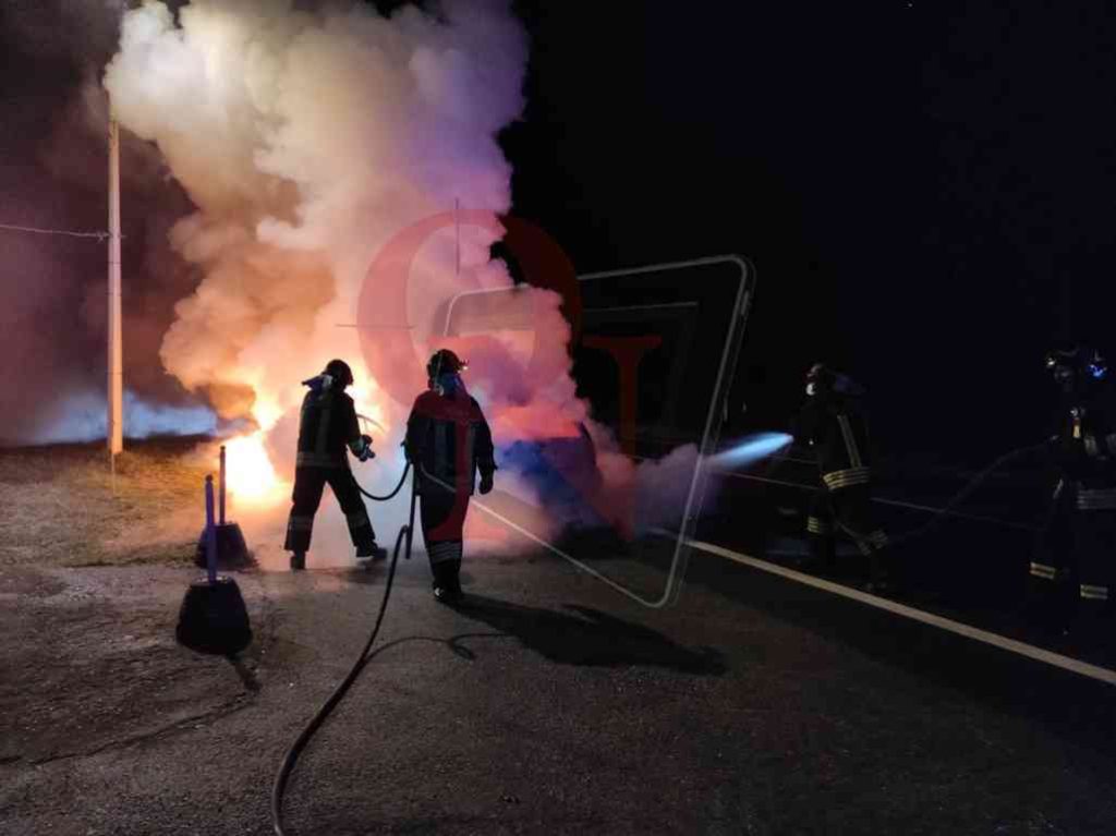 front auto in fiamme via castagneri