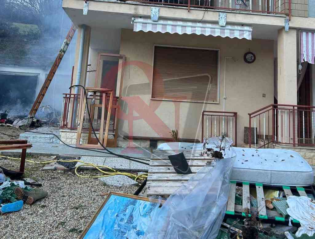 lanzo incendio in una casa indipendente