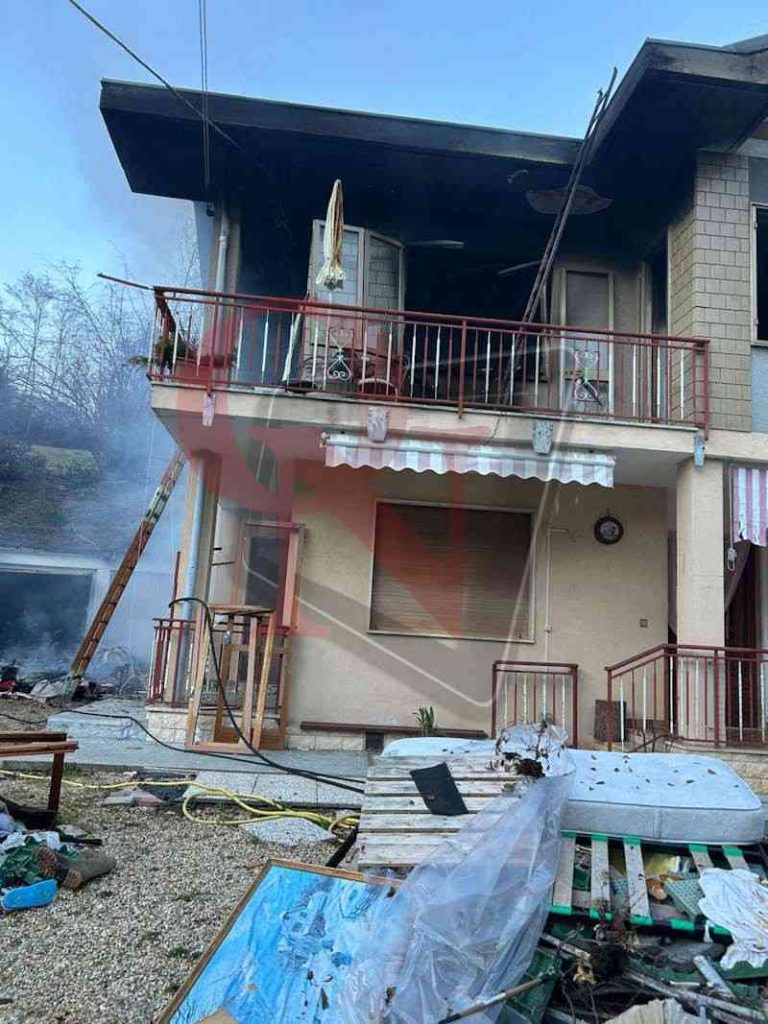 lanzo incendio in una casa indipendente