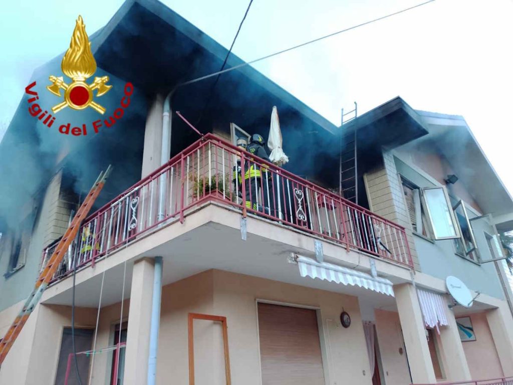 lanzo incendio in una casa indipendente