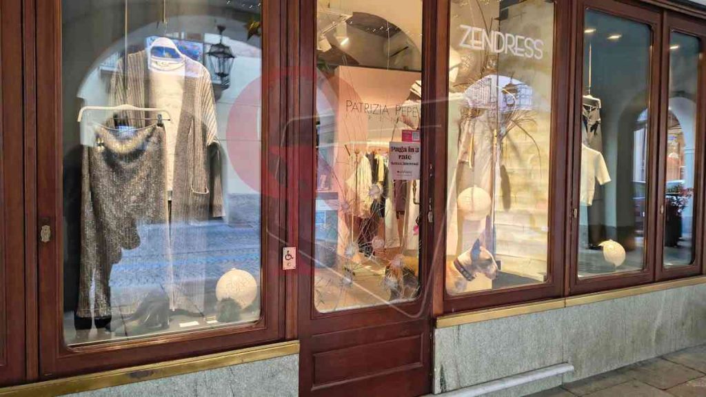 Rivarolo canavese spaccata a zendress in via ivrea