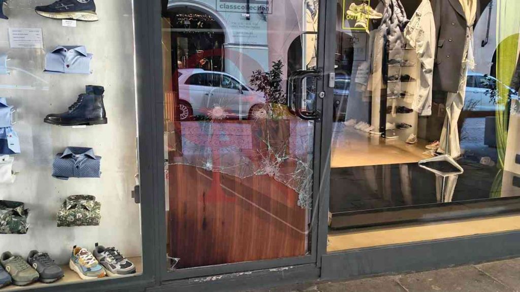 Rivarolo canavese spaccata a class collection in via ivrea