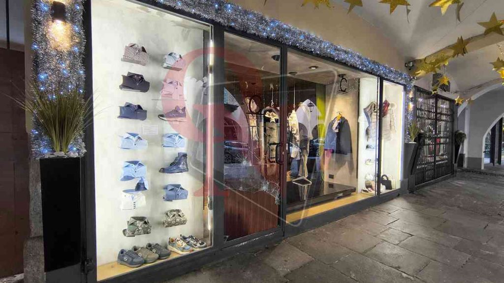 Rivarolo canavese spaccata a class collection in via ivrea