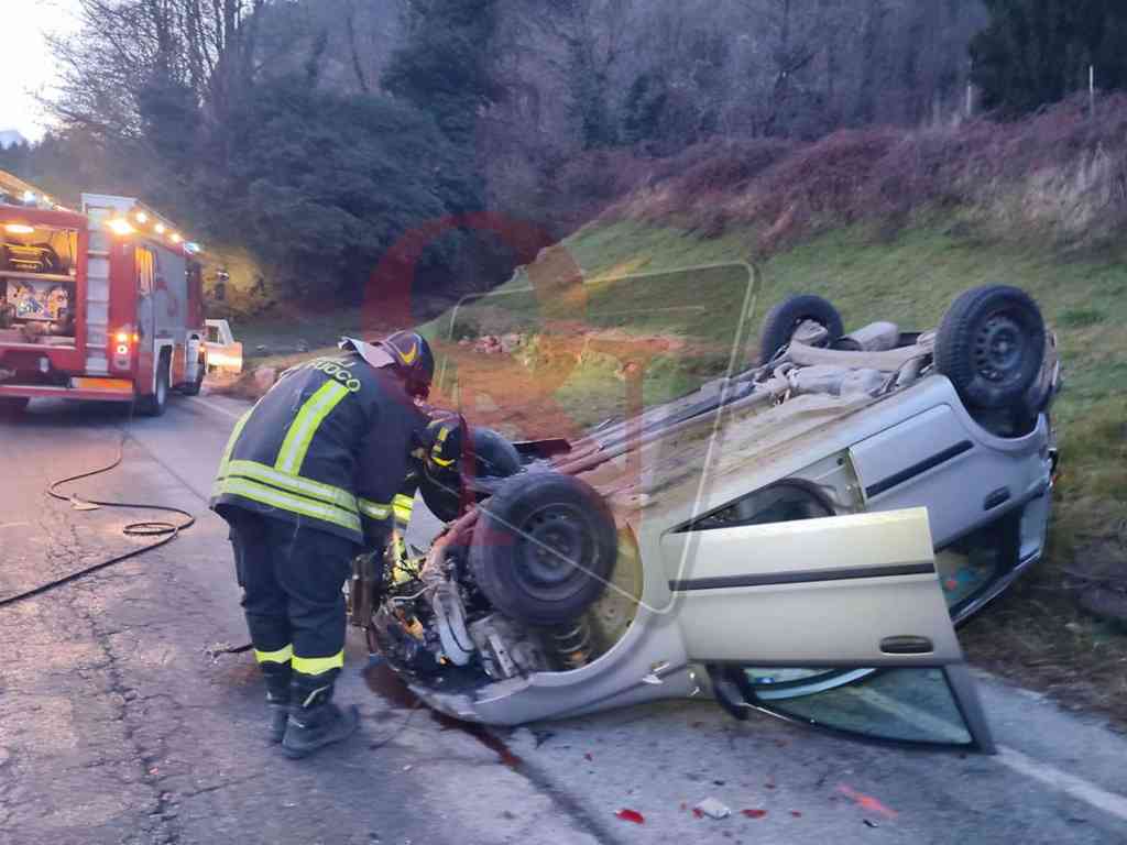 Sparone auto ribaltata sulla 460 intervento dei vvf