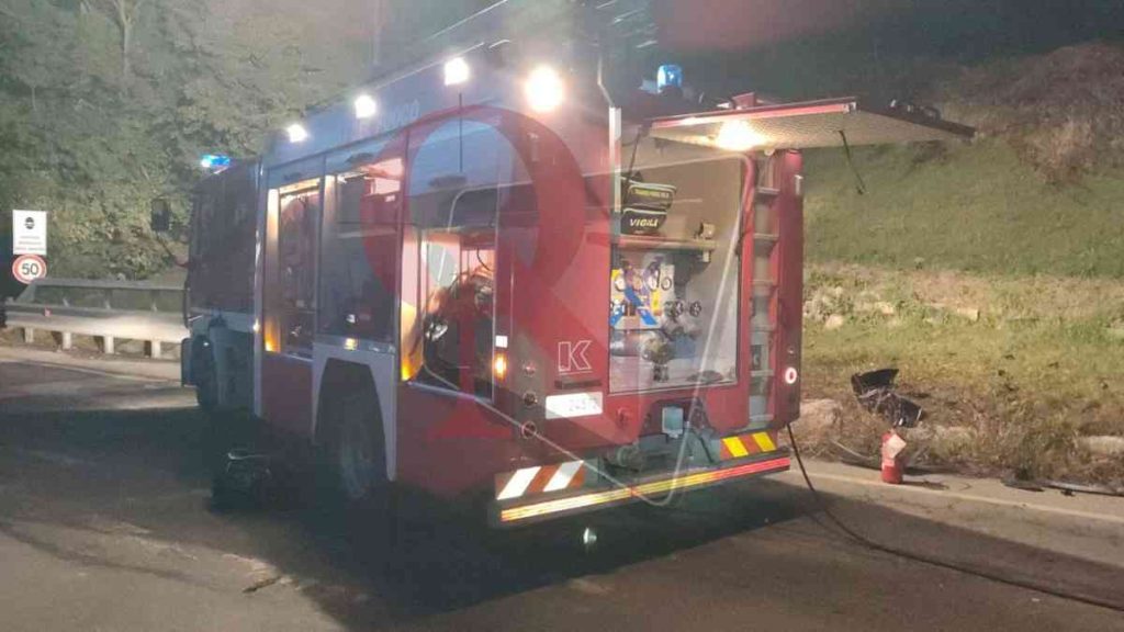 Sparone auto ribaltata sulla 460 intervento dei vvf