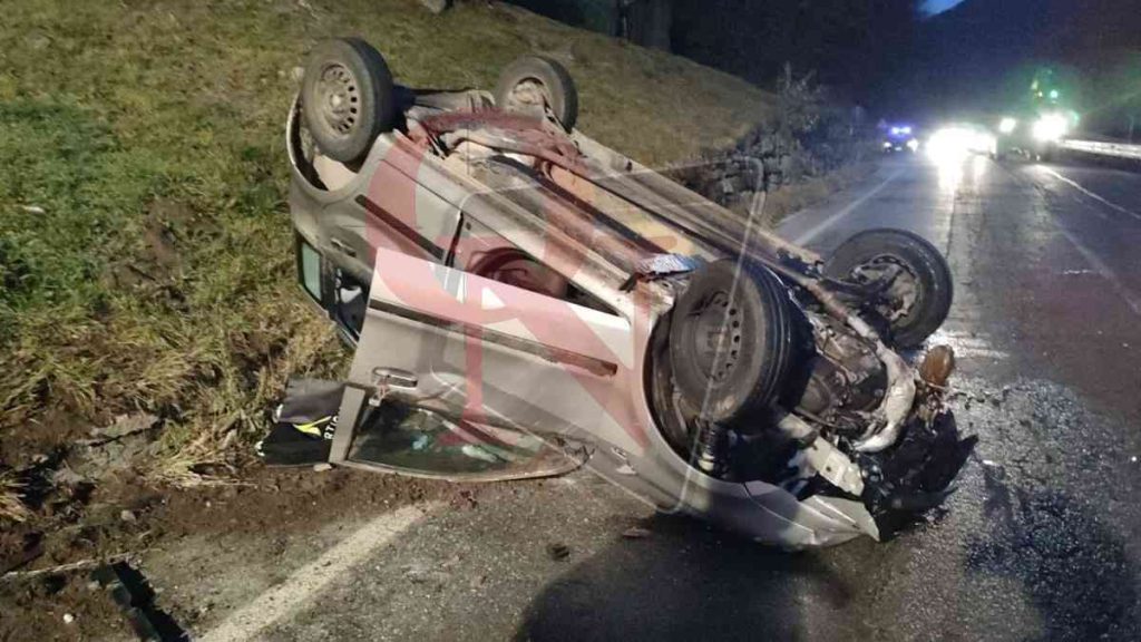 Sparone auto ribaltata sulla 460 illesa la conducente