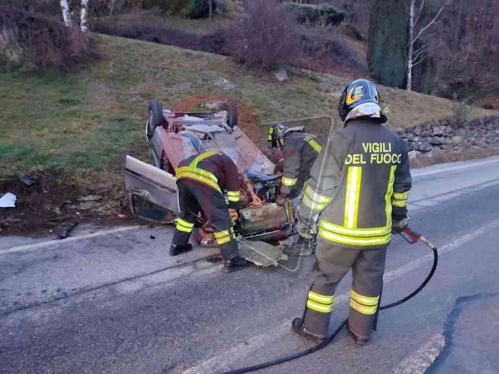 Sparone auto ribaltata sulla 460 messa in sicurezza