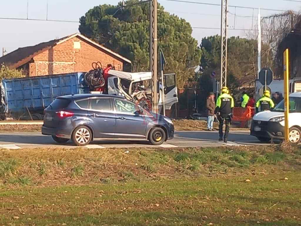 chivasso incidente ferroviario passaggio a livello