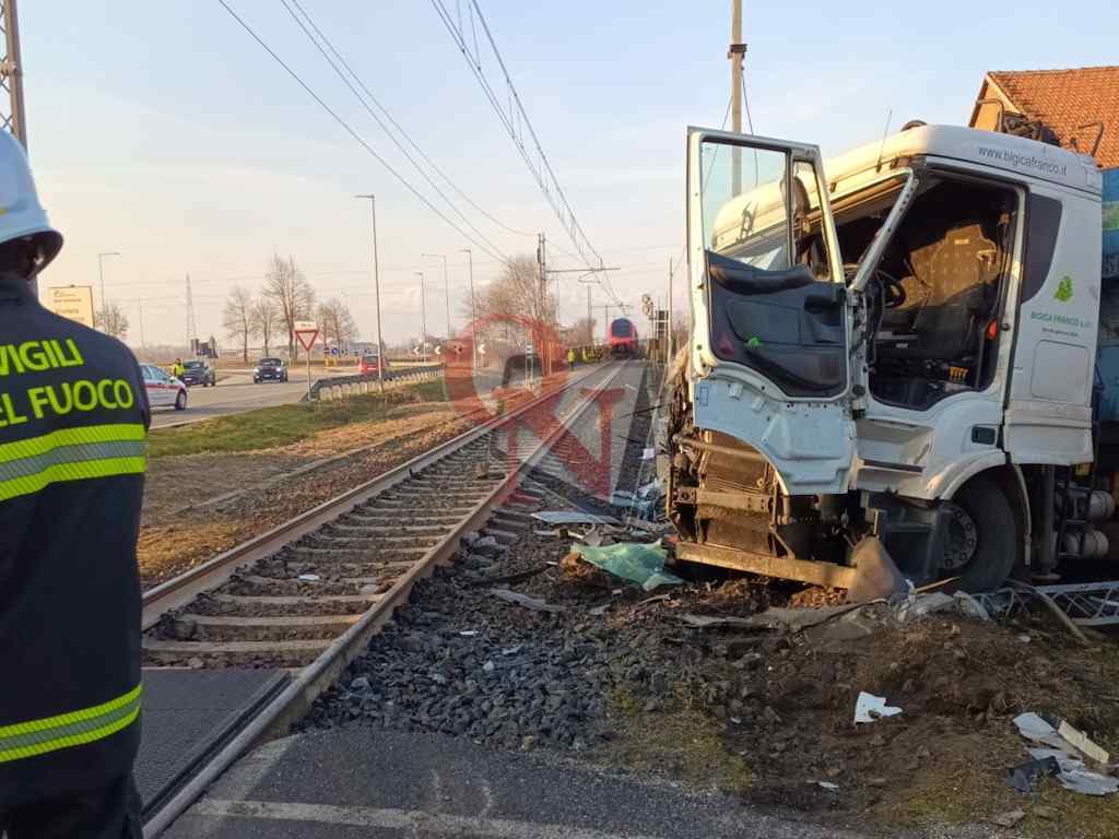 chivasso incidente ferroviario passaggio a livello