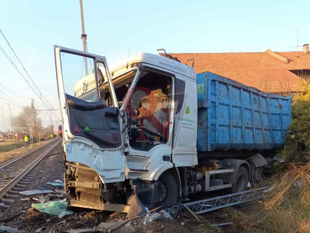 chivasso incidente ferroviario passaggio a livello