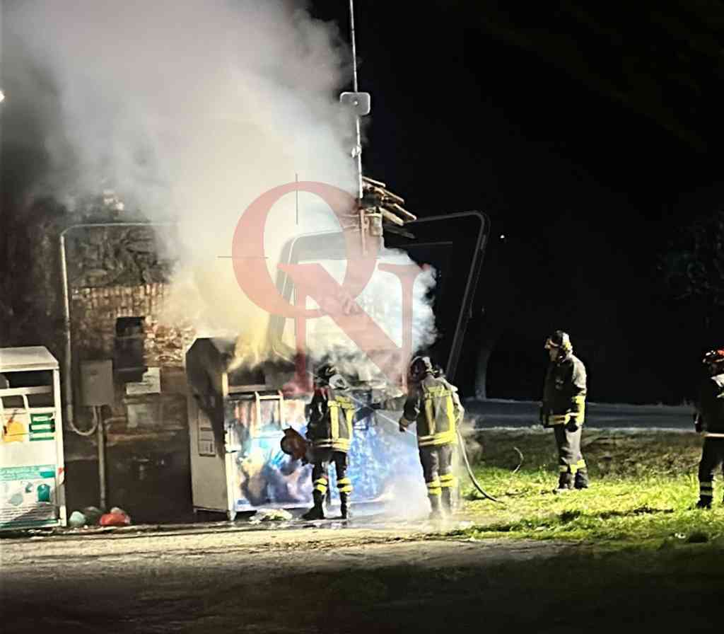 cuorgnè cassonetto in fiamme a causa dei petardi