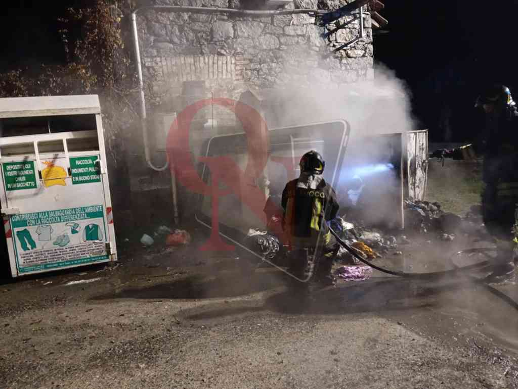 cuorgnè cassonetto in fiamme a causa dei petardi
