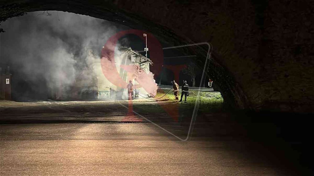 cuorgnè cassonetto in fiamme a causa dei petardi