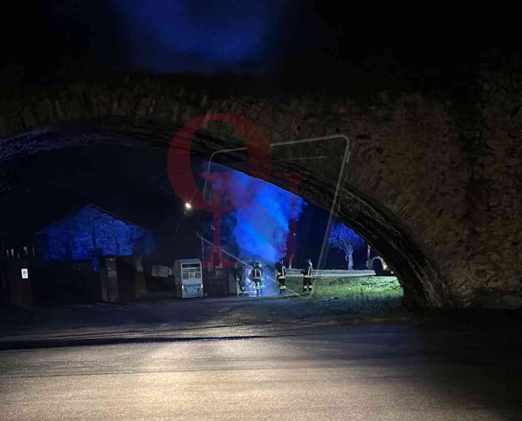 cuorgnè cassonetto in fiamme a causa dei petardi