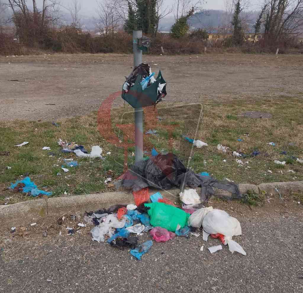 cuorgnè cassonetto in fiamme a causa dei petardi
