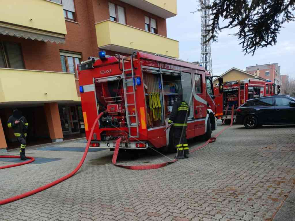 Venaria reale incendio tetto palazzina in corso salvemini