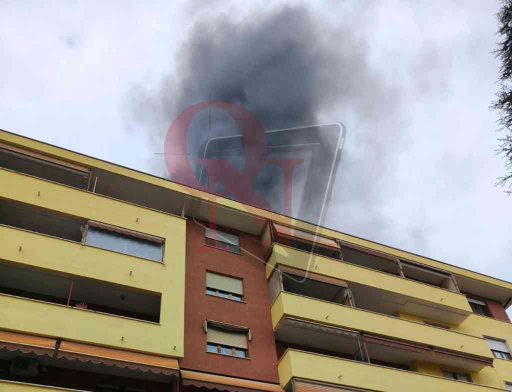 Venaria reale incendio tetto palazzina in corso salvemini