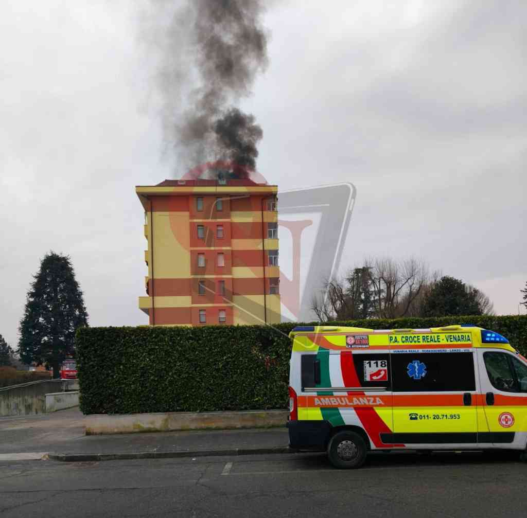 Venaria reale incendio tetto palazzina in corso salvemini