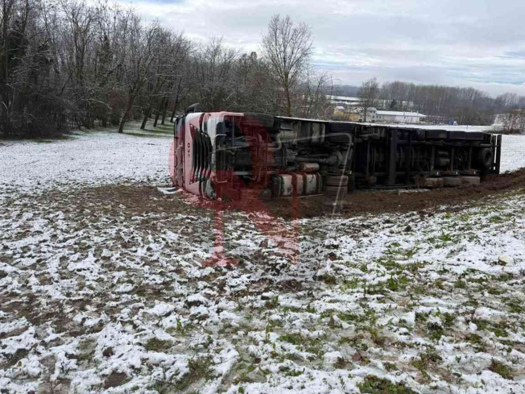 azeglio camion esce di strada sulla sp79
