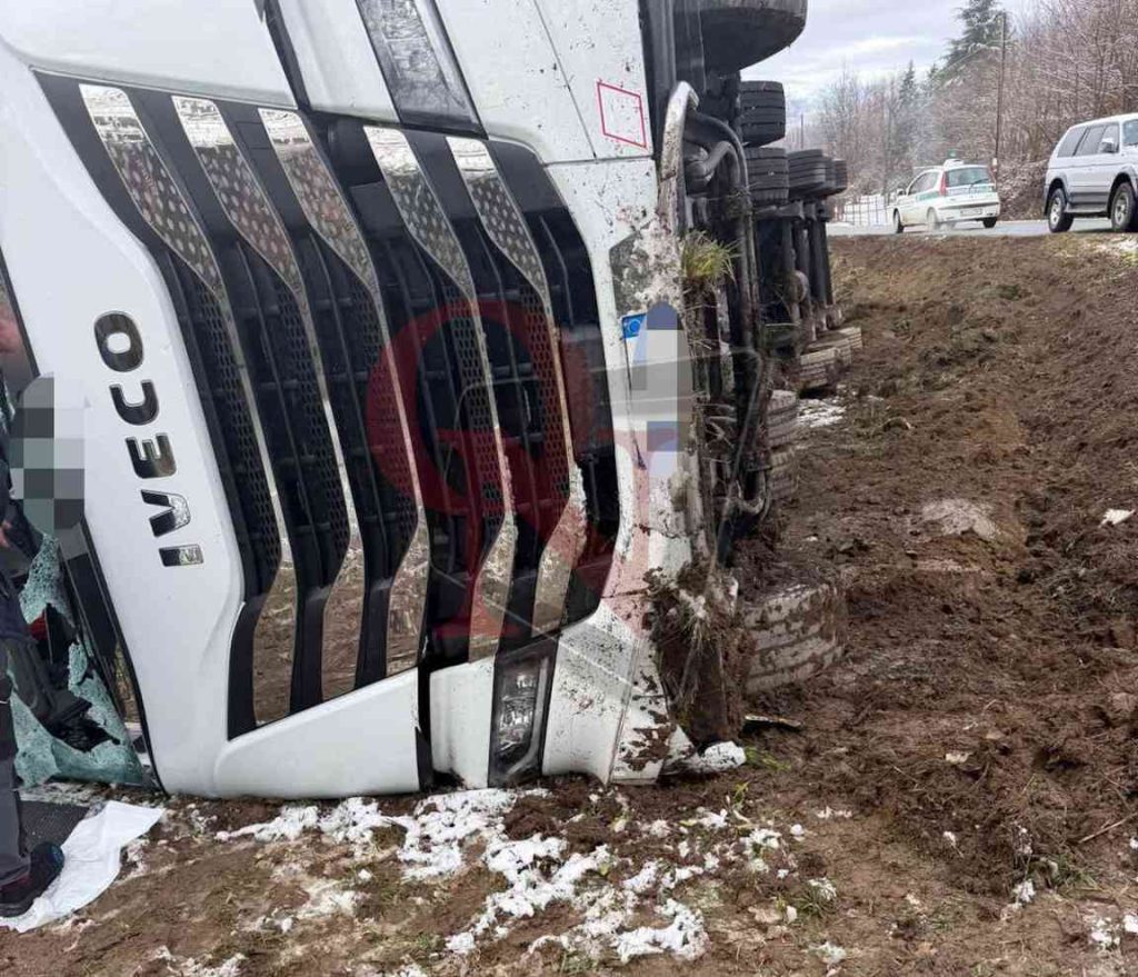 azeglio camion esce di strada sulla sp79
