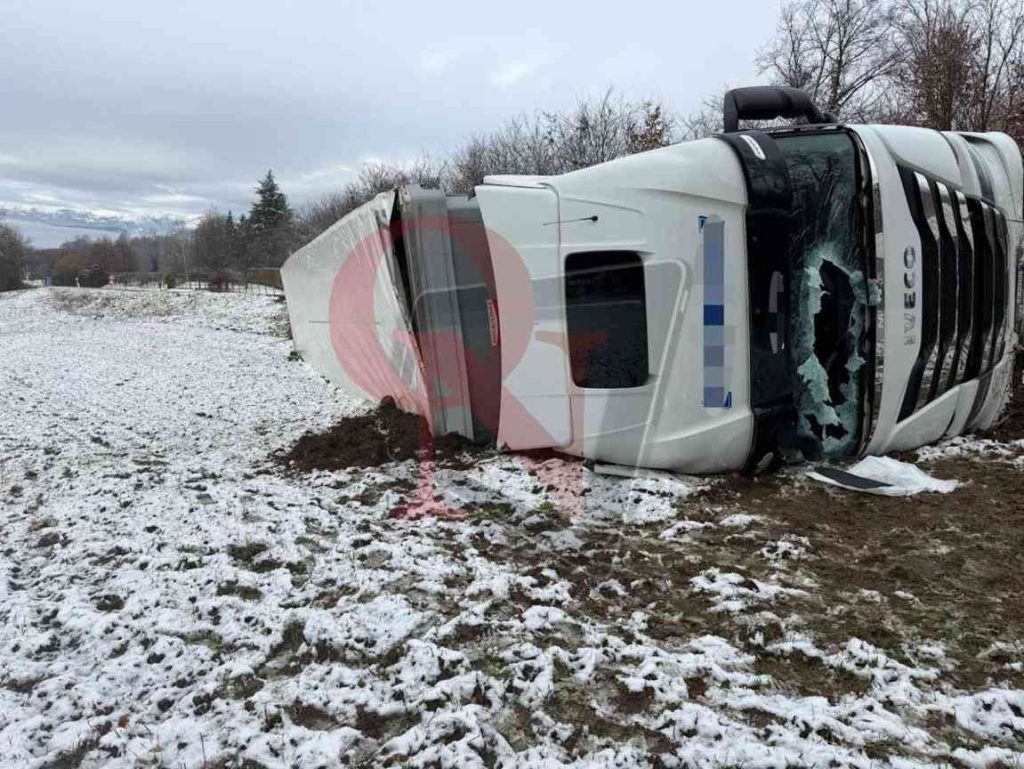 azeglio camion esce di strada sulla sp79