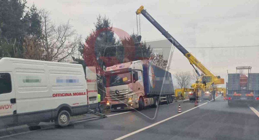 castellamonte bairo camion fuori strada pedemontana