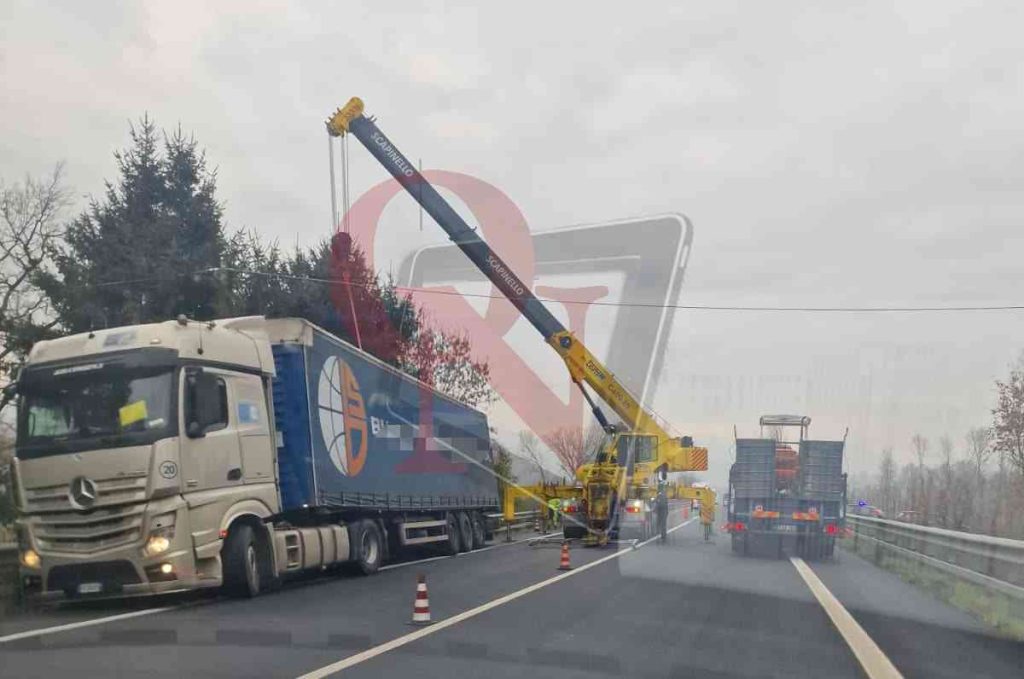 castellamonte bairo camion fuori strada pedemontana