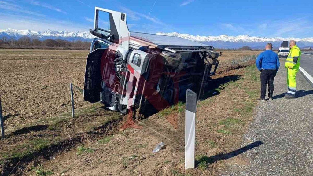 foglizzo autostrada a5 camion ribaltatato