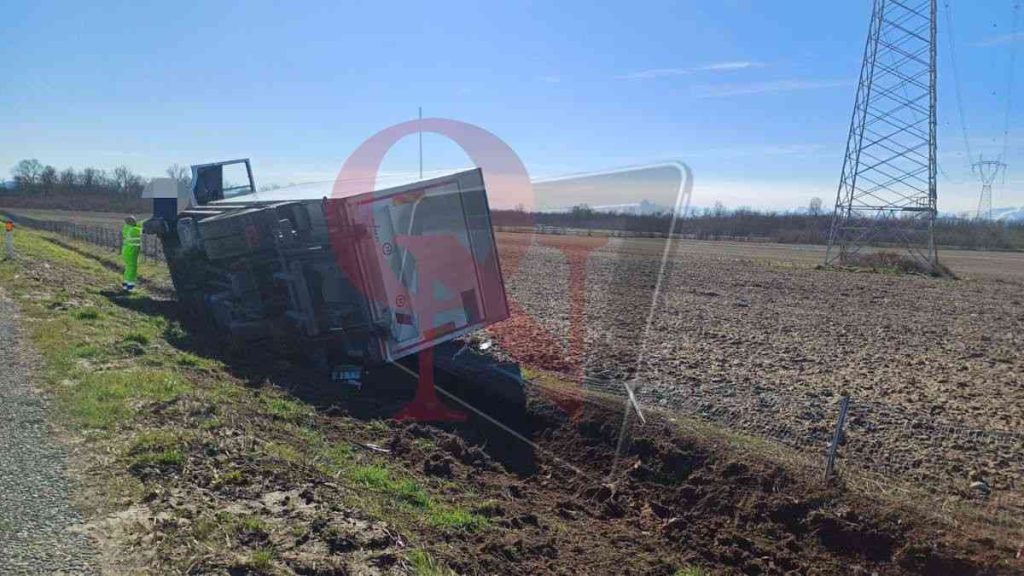 foglizzo autostrada a5 camion ribaltatato