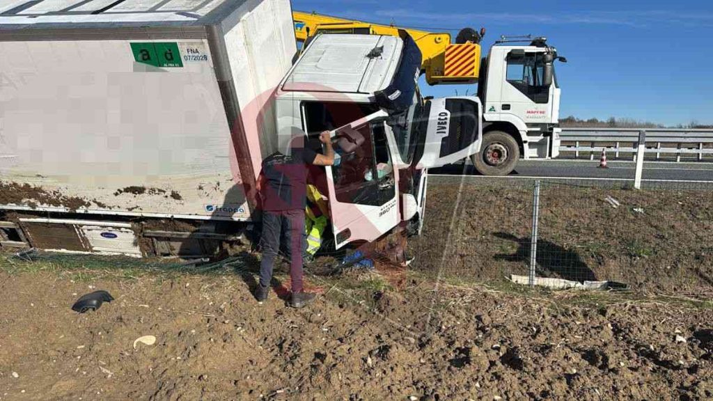 foglizzo autostrada a5 camion ribaltatato