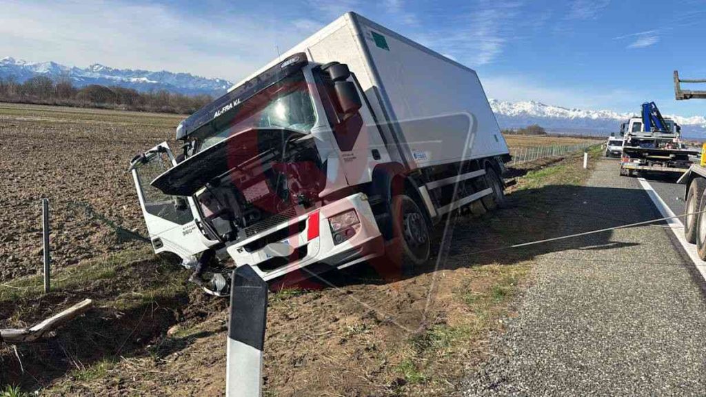 foglizzo autostrada a5 camion ribaltatato