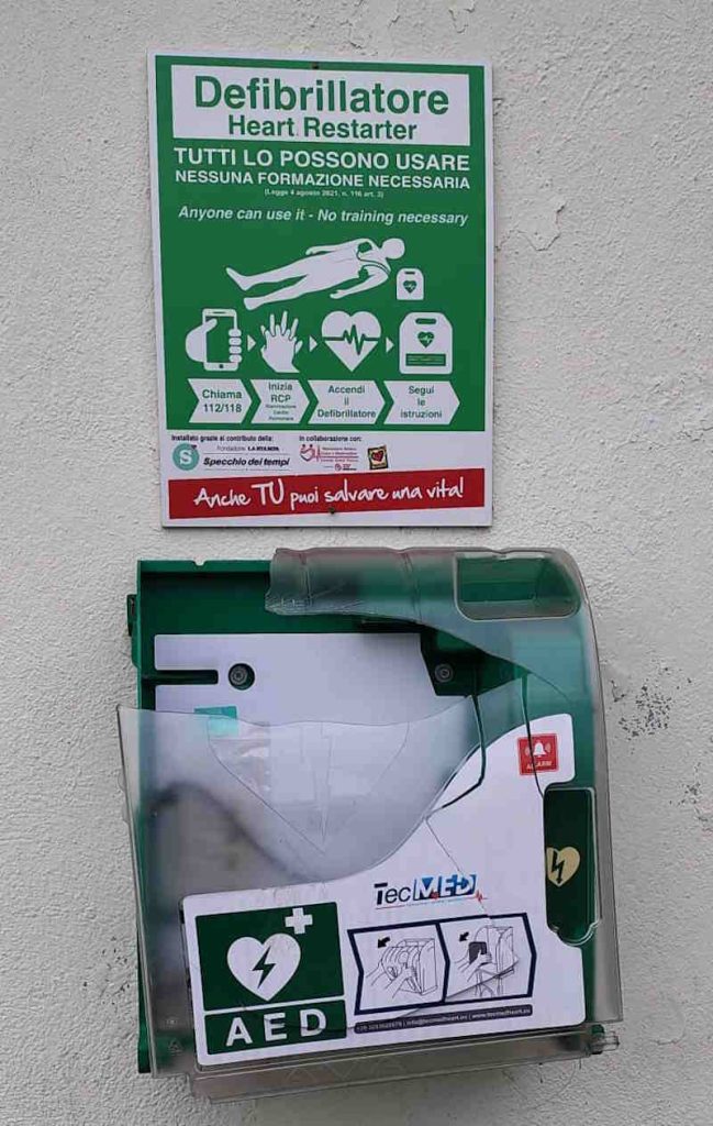 leini vandali danneggiano il defibrillatore
