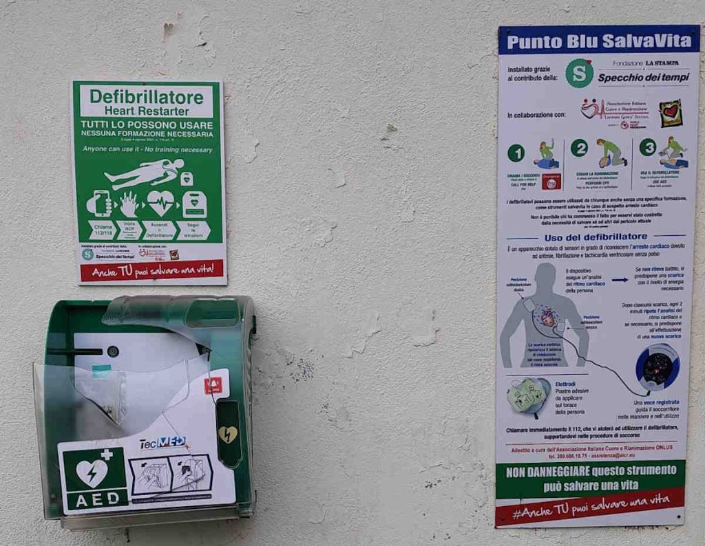 leini vandali danneggiano il defibrillatore