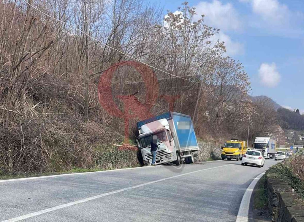 strambinello camion nel fosso sulla pedemontana