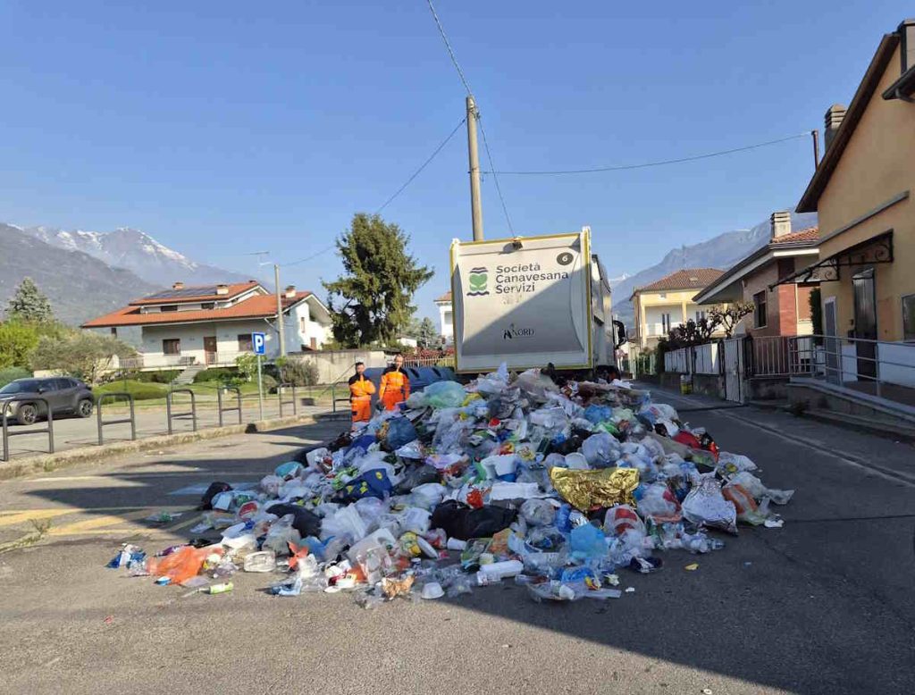 Borgofranco rifiuti persi da camion