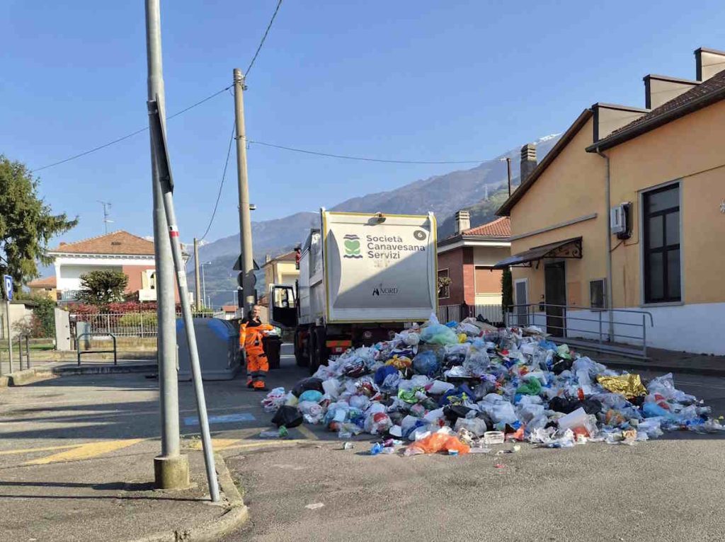Borgofranco rifiuti persi da camion