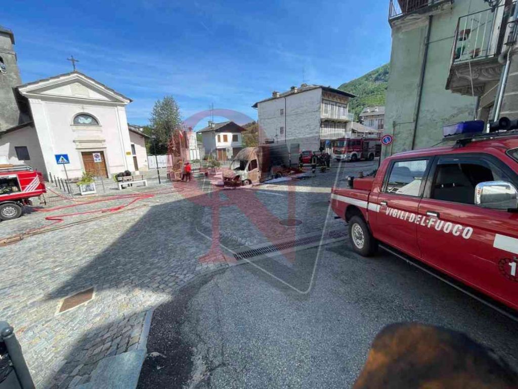 Alpette incendio furgone carico di pellet