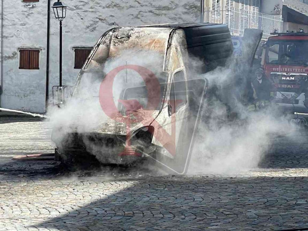 Alpette incendio furgone carico di pellet