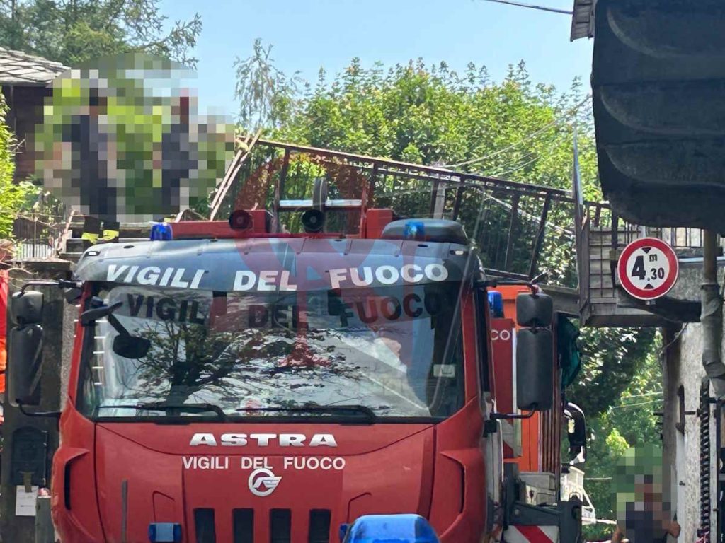 ala di stura camion rifiuti bloccato passerella