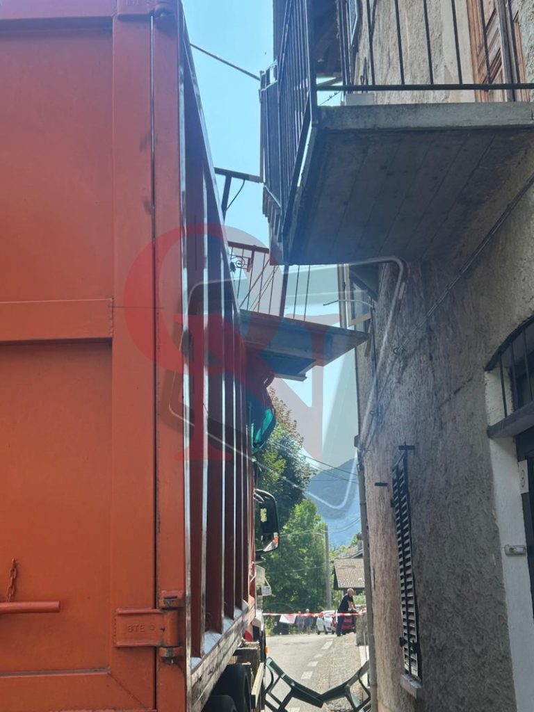 ala di stura camion rifiuti bloccato passerella