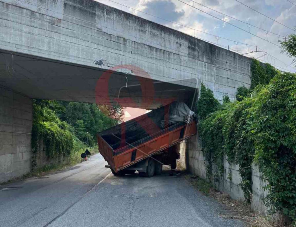 borgaro camion incastrato sottopasso