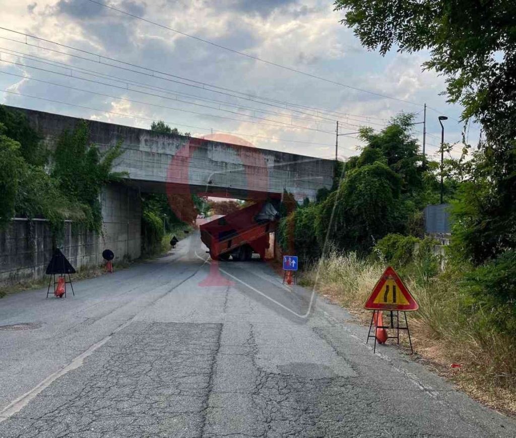 borgaro camion incastrato sottopasso