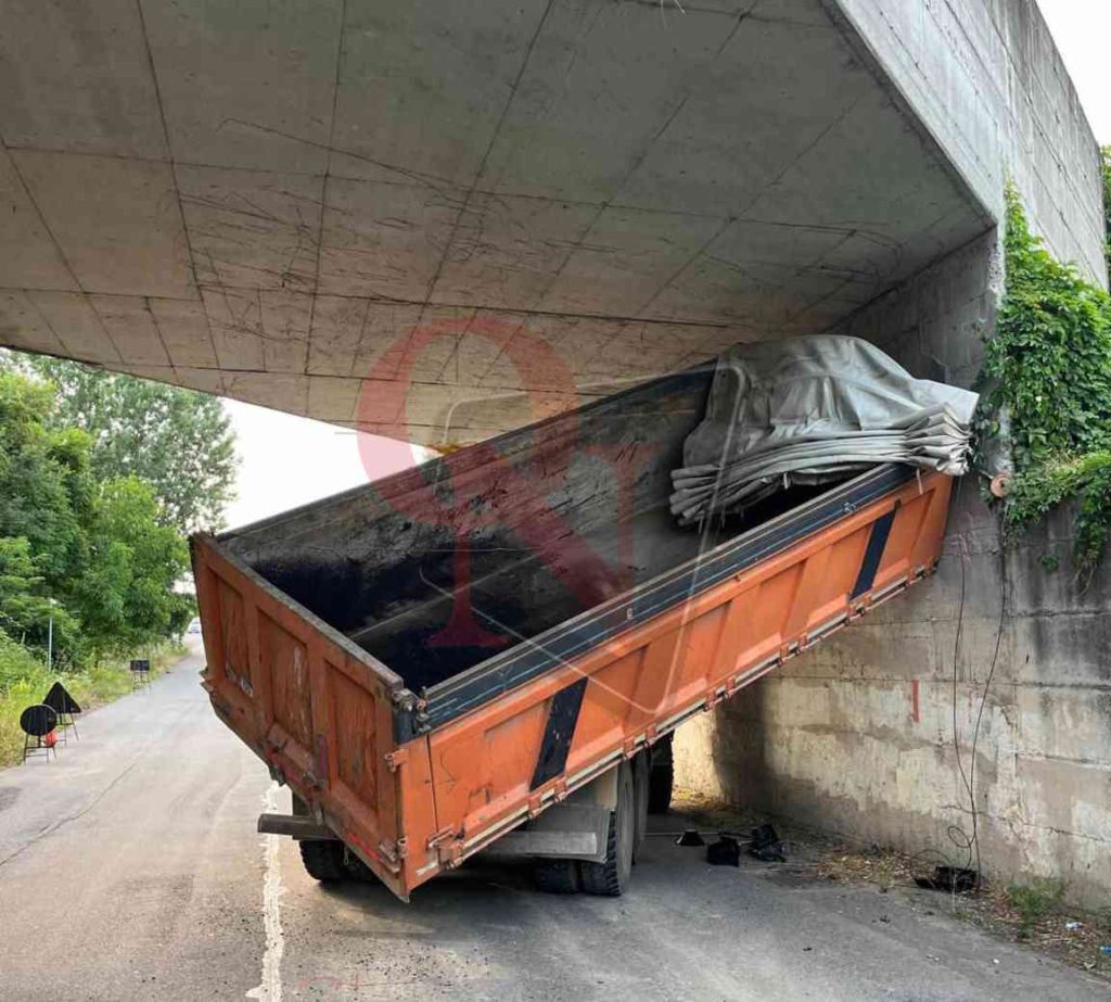 borgaro camion incastrato sottopasso