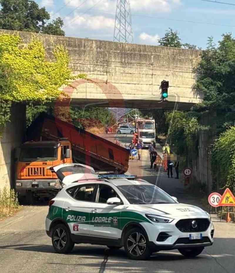 borgaro camion incastrato sottopasso