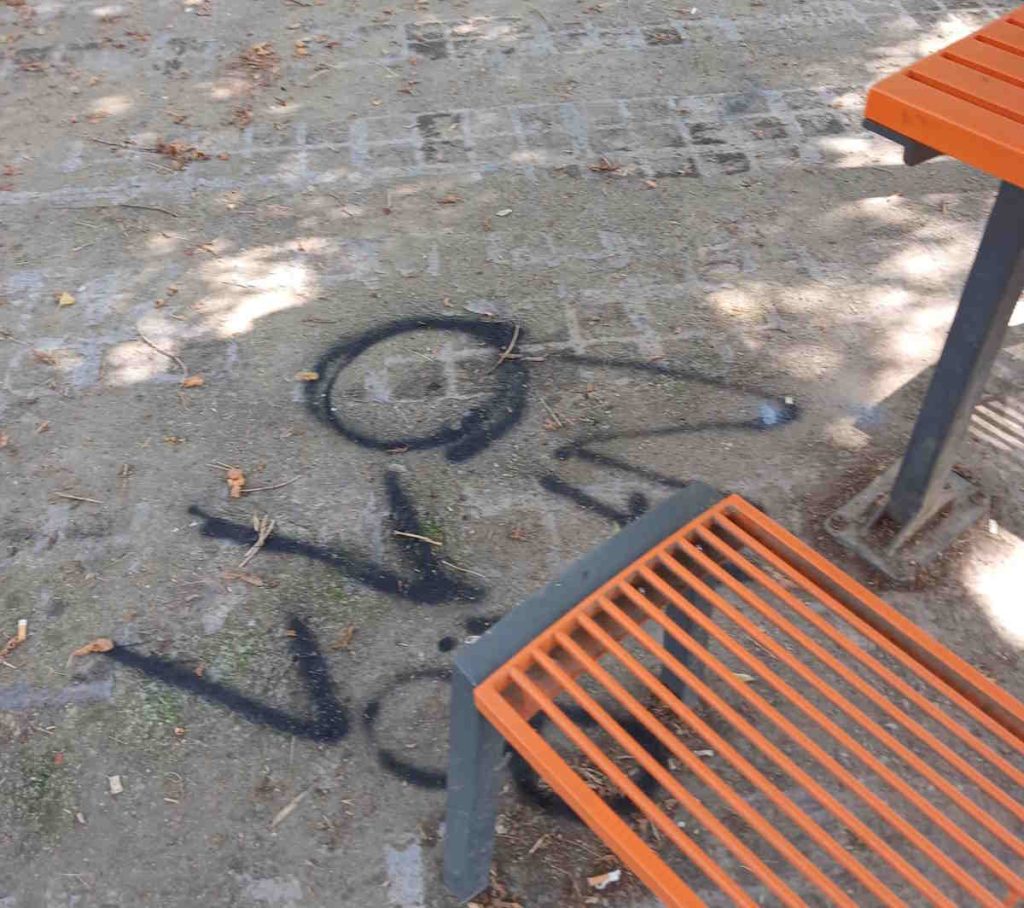 ciriè imbrattato il giardino di fido